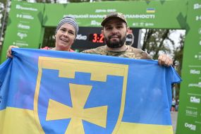 Військовослужбовець з прапором