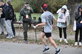 Болельщики фотографируют участника благотворительного забега