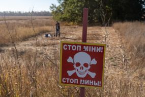 Warning sign "Stop! Mines!"