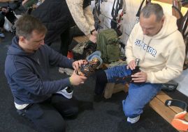A specialist of the U+system rehabilitation center adjusts a prosthesis for a veteran in the office of the rehabilitation center in Kyiv