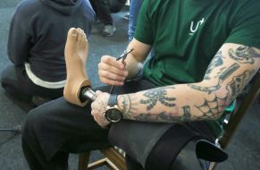 A specialist of the U+system rehabilitation center adjusts a prosthesis for a veteran in the office of the rehabilitation center in Kyiv