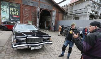 Автомобіль біля музею «Ретро Гараж»