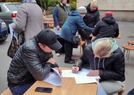 Жители жилого дома в Соломенском районе в Киеве, пострадавшего в результате падения шахеда, документируют факты повреждения имущества