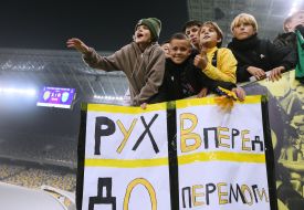 Хлопчики-вболівальники з банерами на трибуні