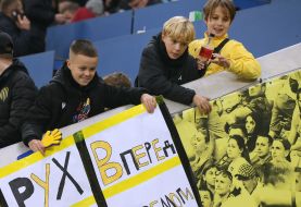 Хлопчики-вболівальники з банерами на трибуні