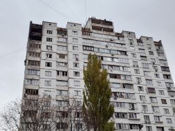 Обгоревшие после попадания обломков шахеда балконы в жилом доме в Святошинском районе в Киеве