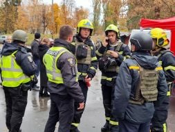 Спасатели рядом с жилым домом, куда попали обломки шахеда, в Святошинском районе в Киеве