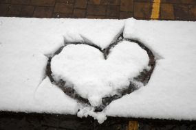 Нарисованное на снегу сердечко
