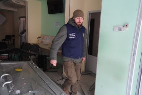 Співробітник прокуратури фіксує військові злочини РФ після ракетного удару по Харкову