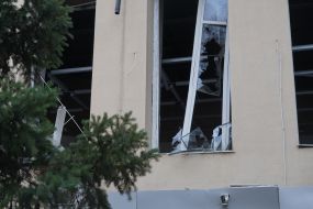 Вибиті після ракетного удару шибки в одному з будинків у Харкові