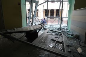 Вибиті після ракетного удару вікна та двері в одному з будинків у Харкові