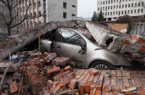 Розтрощений автомобіль під панельними плитами після ракетного удару по Харкову
