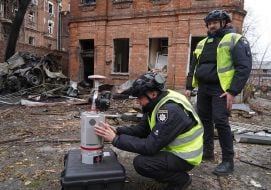 Працівники поліції фіксують військові злочини РФ після ракетного удару по Харкову