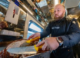 Работник поезда-кухни «Food Train»