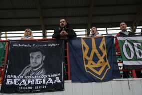 Банер з фотографією старшого лейтенанта Павла Ведибіди на трибуні