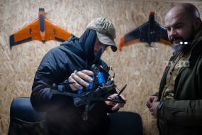 Инструкторы и новобранцы 3-й отдельной десантно-штурмовой бригады руководят беспилотниками