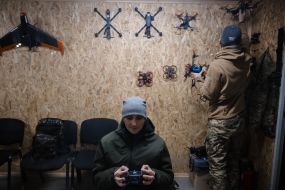 Инструкторы и новобранцы 3-й отдельной десантно-штурмовой бригады руководят беспилотниками