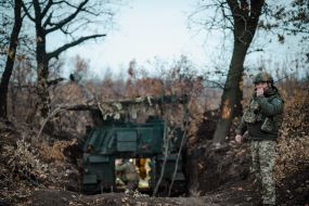 Военнослужащие 23-й отдельной механизированной бригады ВСУ во время боевой работы на огневых позициях