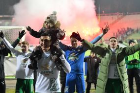 Павло Полегенько тримає дівчинку на руках