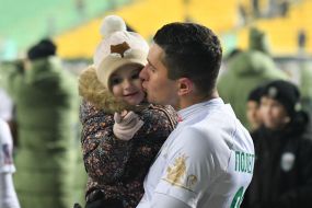 Павло Полегенько тримає дівчинку на руках