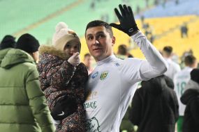 Павло Полегенько тримає дівчинку на руках