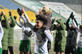 Павло Полегенько тримає дівчинку на руках