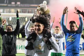 Павло Полегенько тримає дівчинку на руках