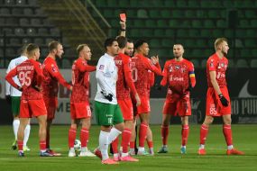The referee shows a red card to FC Veres (Rivne) player Iago Siquieri