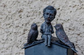 Фото Мініскульптура на честь композитора Миколи Леонтовича - УНІАН