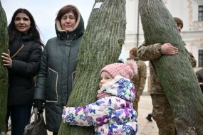 Дети погибших защитников Украины получили елки