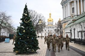 Военнослужащие проходят возле елки на территории Киево-Печерской лавры