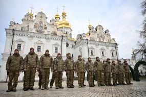 Военнослужащие на территории Киево-Печерской лавры