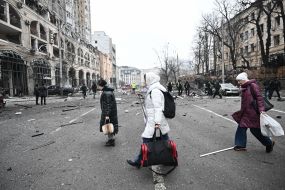 Люди евакуюються з пошкоджених внаслідок ракетного удару будинків