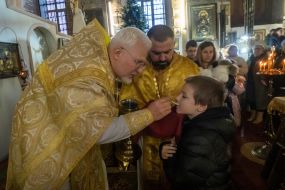 Believers receive communion