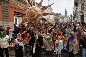 Участники праздничного шествия