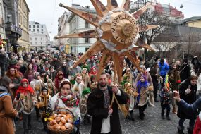 Участники праздничного шествия