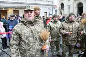 Военнослужащие с маленькими дидухами из колосков в руках