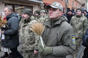 Андрей Садовый и военнослужащие с маленькими дидухами из колосков в руках