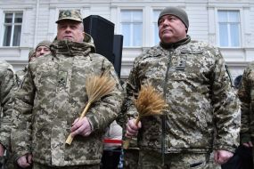 Военнослужащие с маленькими дидухами из колосков в руках