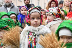 Девочки в национальных украинских костюмах с маленькими дидухами из колосков в руках