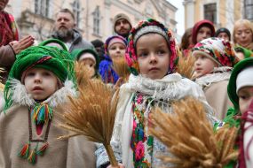 Девочки в национальных украинских костюмах с маленькими дидухами из колосков в руках