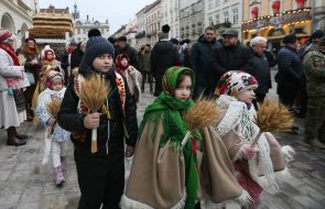 Дети в национальных украинских костюмах с маленькими дидухами из колосков в руках