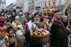 Участники праздничного шествия