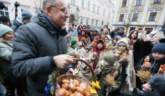 Андрей Садовый раздает детям пампухи