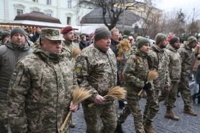 Военнослужащие с маленькими дидухами из колосков в руках