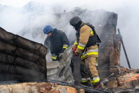 Rescuers eliminate the consequences of massive shelling in the residential sector in Kharkiv