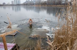 Крещенские купания в Иорданском озере в Киеве