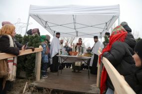 Священник совершает чин освящения воды на берегу Иорданского озера в Киеве