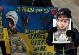 Мальчик держит фотографию пропавшего без вести воина на Майдане Незалежности в Киеве.