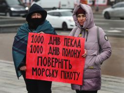 Участницы мирной акции и фотовыставки «1000 дней плена» на Майдане Незалежности в Киеве
